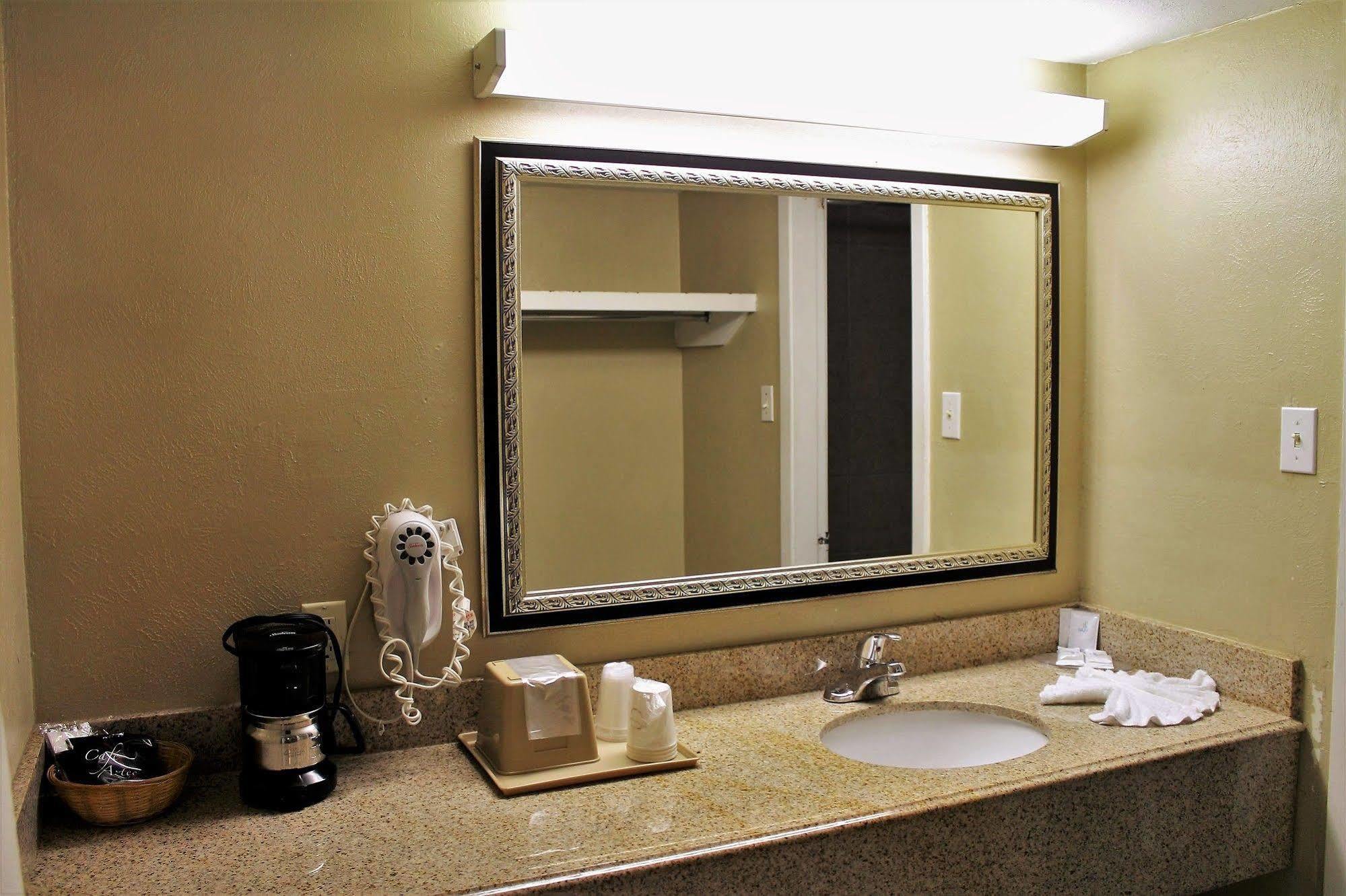 Continental Inn And Suites Nacogdoches Tx Sfa University Downtown Ngoại thất bức ảnh